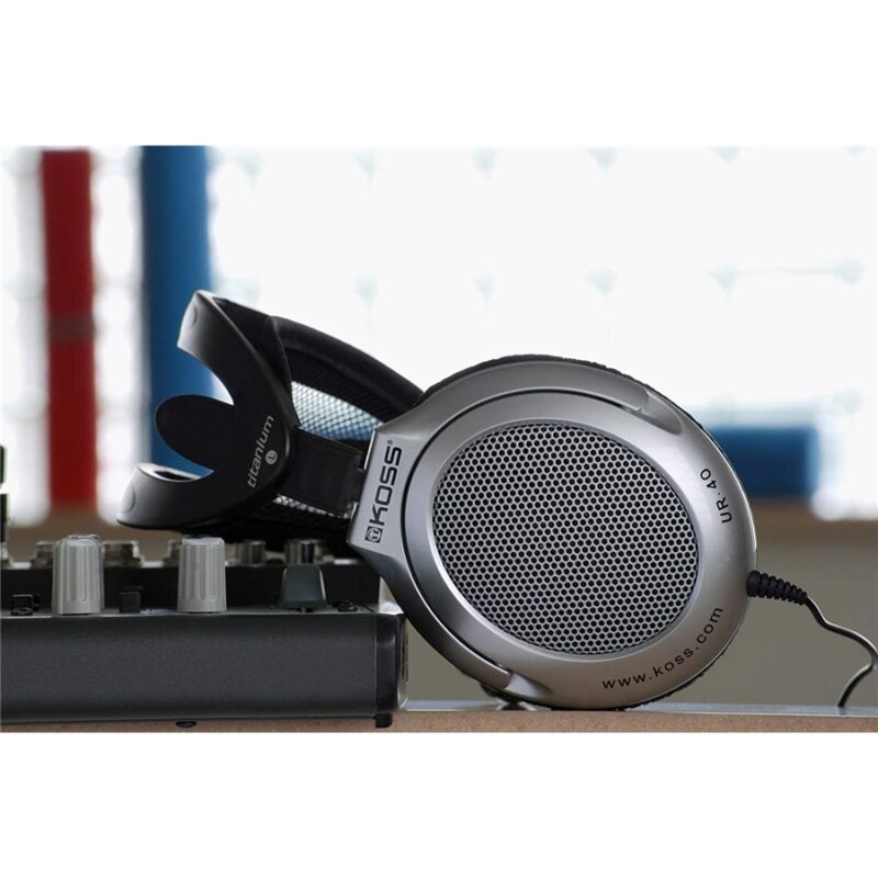 Koss UR40