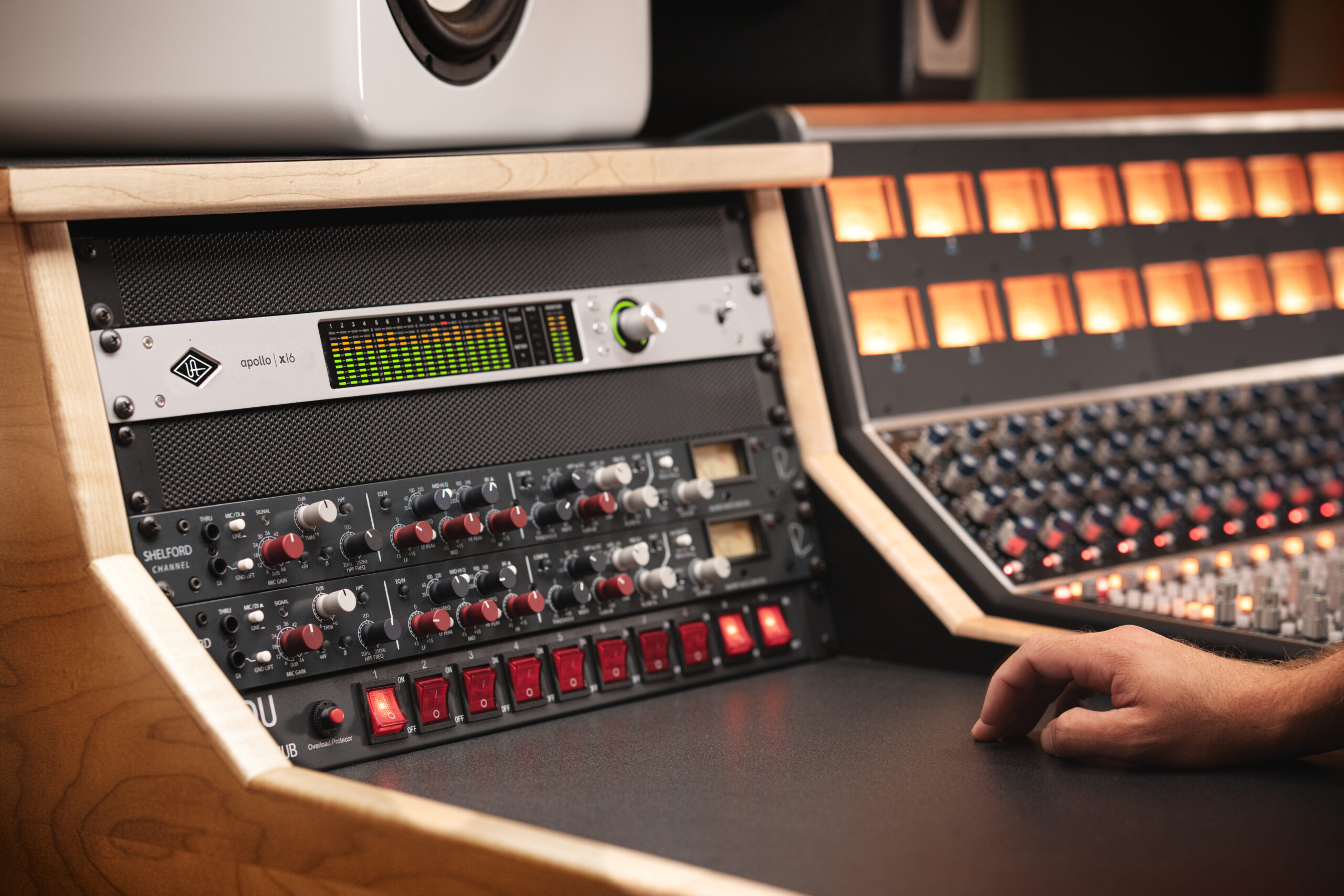 UNIVERSAL AUDIO Apollo X16 Gen 2 Essentials+